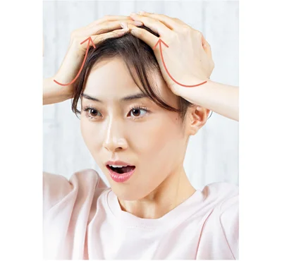 2．口は「あ」の形に！　両手で頭を引き上げる