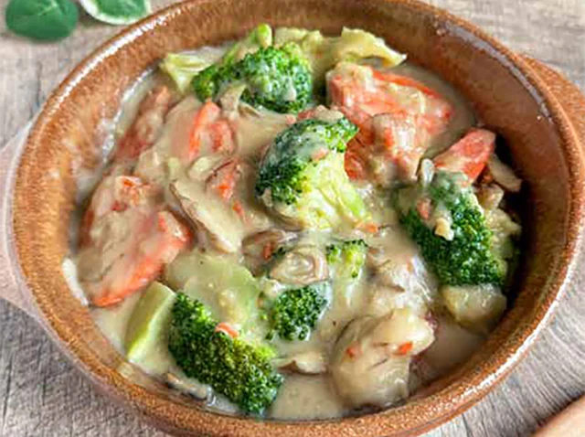 【材料3つまでで作る！】まろやかな味でほっこり「鮭とブロッコリーのクリーム煮」