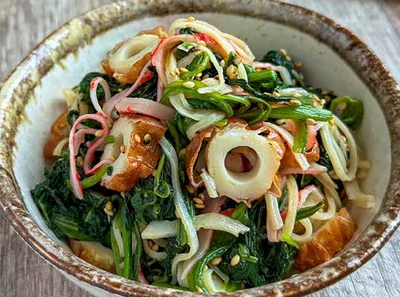 【材料3つまでで作る！】カニカマ×ちくわで旨みたっぷり！「カニちくほうれん草ナムル」