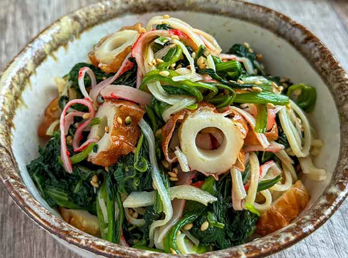 【材料3つまでで作る！】カニカマ×ちくわで旨みたっぷり！「カニちくほうれん草ナムル」