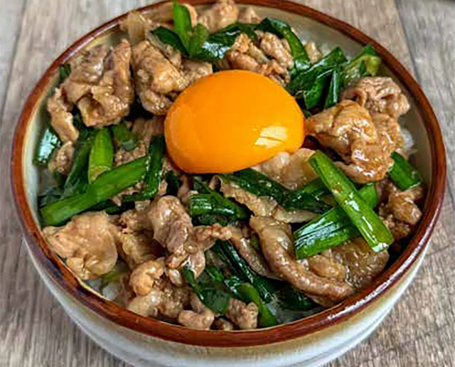【材料3つまでで作る！】元気をチャージ！ スタミナ満点「オイみそ豚ニラ丼」