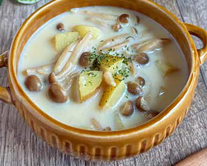 【材料3つまでで作る！】ごはんにもパンにもぴったり「しめじとじゃがいものコンソメみそスープ」