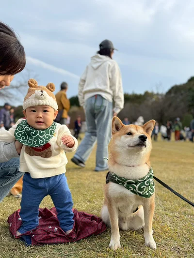 お揃いの「あめまる君コーディネート」▶（次画像からマイペースな柴犬との実録を描いた『柴犬ぽんちゃん、今日もわが道を行く』が読めます）