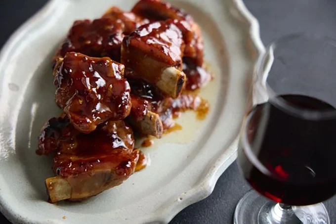 髭バル流スペアリブ。オリジナルソースがたまらない！