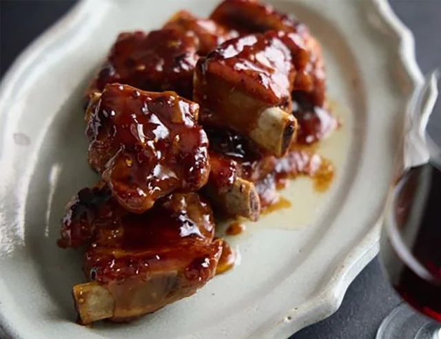 「ひとり晩酌」の正しいススメ！ 髭バルさんイチオシ、肉汁したたる魅惑の「スペアリブ」は赤ワインとの相性が抜群！