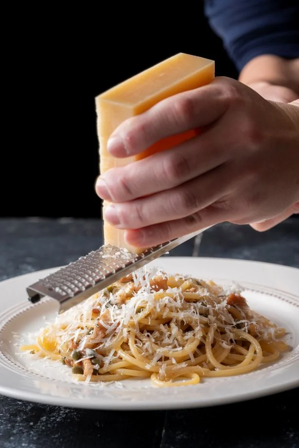 出汁もコンソメもゆで汁も使わない！ 水で煮るだけ！ 定番を超えるおいしさのKEITA流「トマトなしアマトリチャーナ」