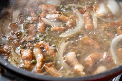 ぐつぐつと音が聞こえてきそう。旨みを水に移します。