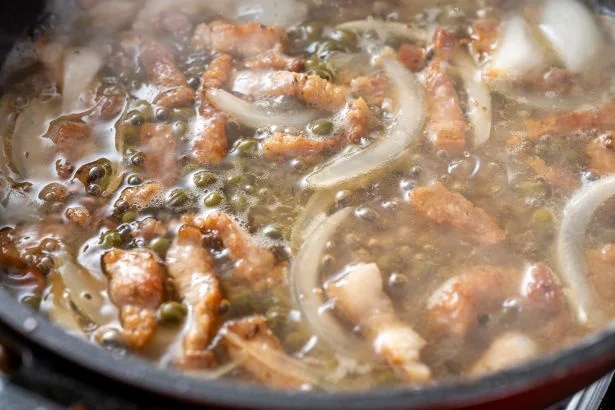 ぐつぐつと音が聞こえてきそう。旨みを水に移します。