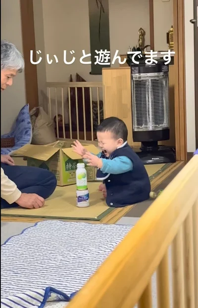 喜びが溢れてバンザイ▶見守るおじいちゃんも…（⇒次へ）