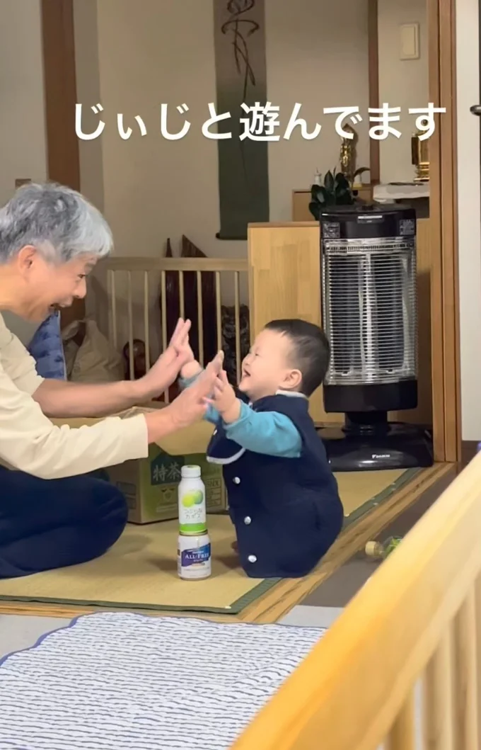 ハイタッチを交わす2人▶目に映る全てが不思議だね（⇒次へ）