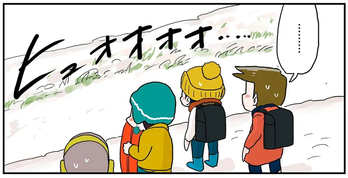 大雪の日、土手へ向かう小学生男子たち。当時夢中になったスリル満点の雪遊び