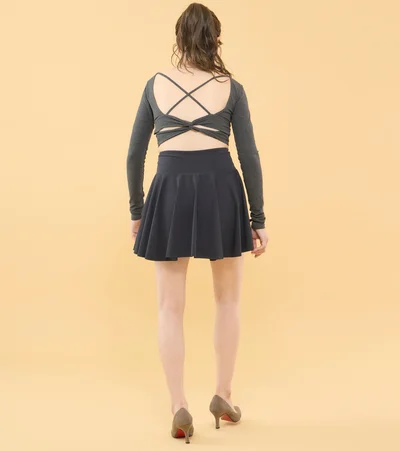 前のめり歩きで背中もお尻も大きく見える