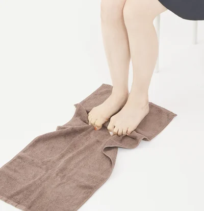 足指でタオルをつかむ