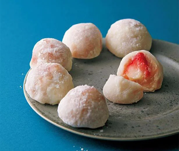 レンチンで作る失敗知らずの和菓子。白あんで上品な味わいの「レンジでいちご大福」