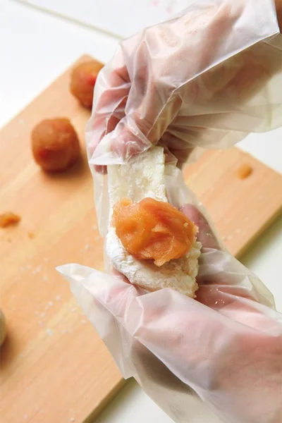 たっぷりの片栗粉を手につけて、生地が温かいうちに包むと包みやすい