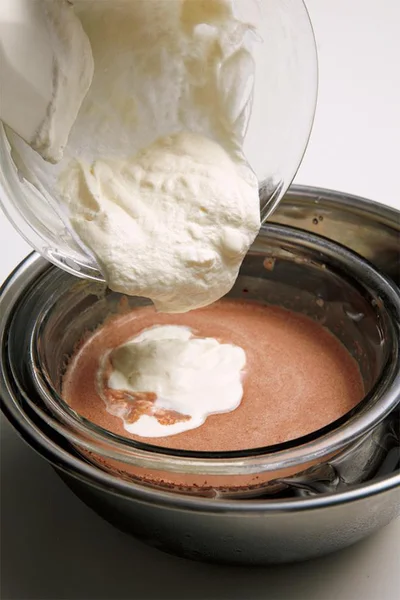 生クリームを6分立てにしてから、混ぜる