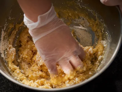 手で素早く混ぜ合わせる