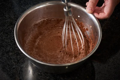 ココアパウダーが飛び散らないように優しく混ぜる