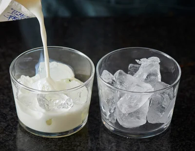 牛乳をグラスの七～八分目まで注ぐ