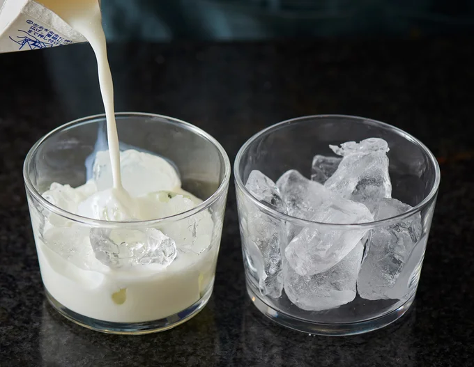 牛乳をグラスの七～八分目まで注ぐ