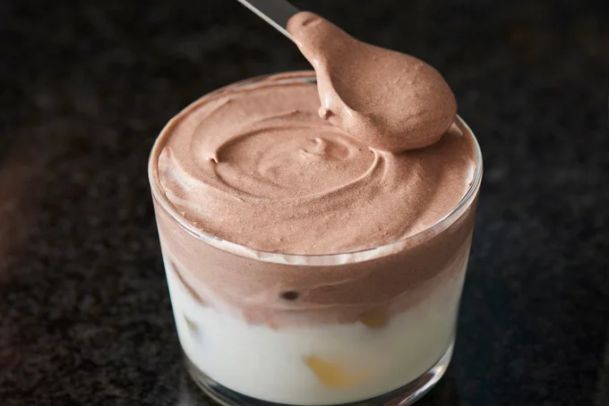 砕いたココアクッキーを飾る