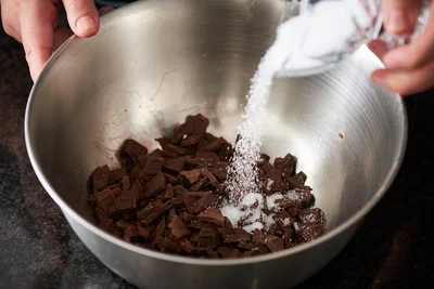 グラニュー糖を加える