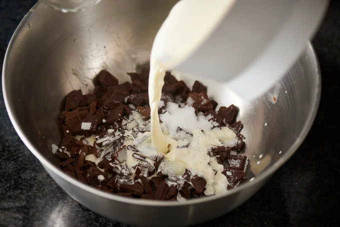 チョコが溶けきるように泡立て器でよく混ぜる