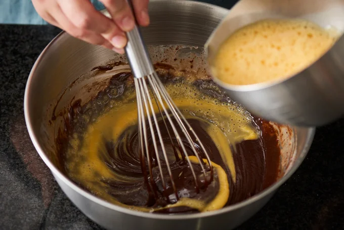 溶き卵を数回に分けて加える