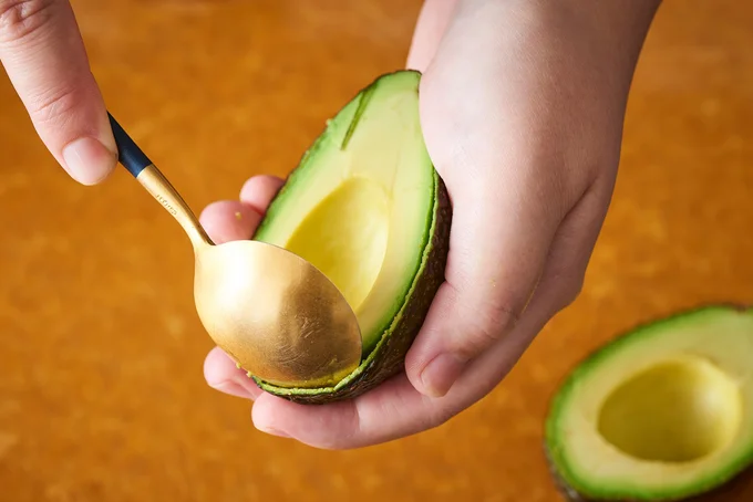 皮は器にするため残しておく