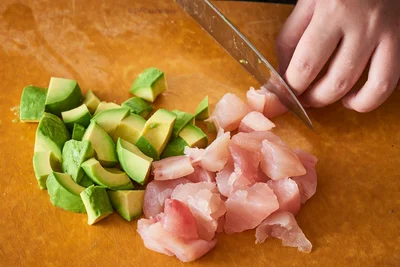 アボカドとマグロを角切りにする