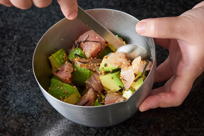 優しく混ぜ合わせる