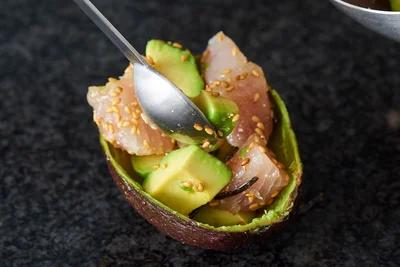 皮の器に盛り付ける