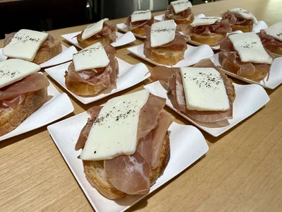 生ハムのオープンサンド