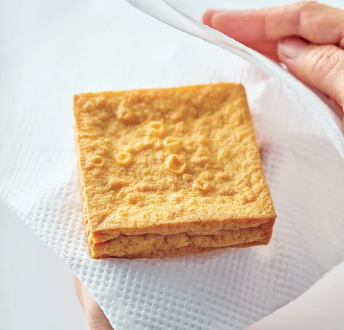 厚揚げはペーパータオルで油を拭いて脂質量をダウン
