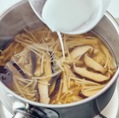 水溶き片栗粉でとろみをつけ、食べごたえをアップ