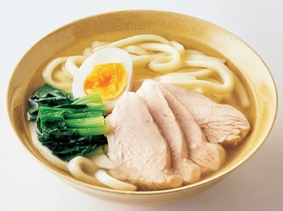 塩味のだし汁で煮たうどんにのせて「とり塩うどん」に