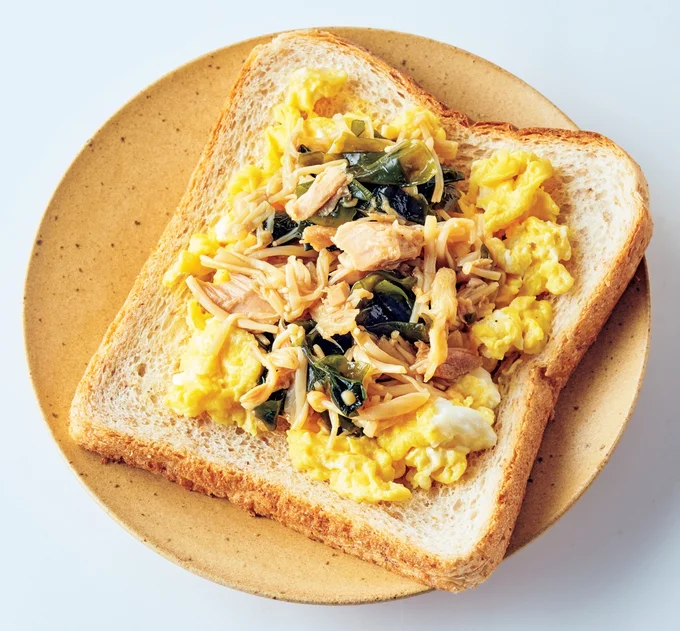 スクランブルエッグとパンにのせて「卵トースト」に