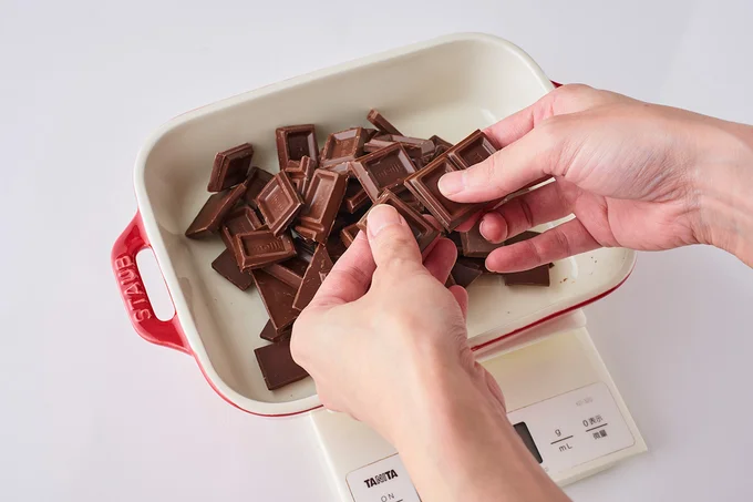 耐熱容器にチョコレートをくだいて入れる