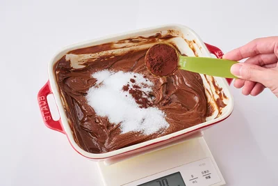 砂糖とココアパウダーを加えて、均一になるまで混ぜる