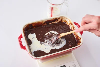 生クリームを少しずつ加え、空気を含ませるように混ぜる