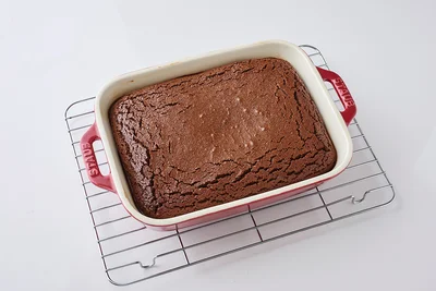 ケーキークーラーなどにのせて冷まし、完全に冷めたら冷蔵庫で冷やす