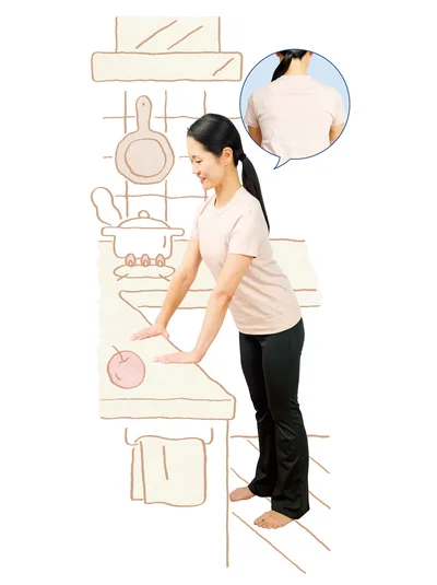 キッチンで火加減を見ながら「胸開き＆背中ほぐし」