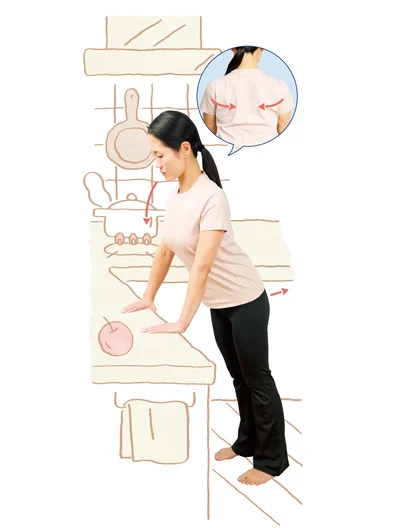 お尻を少し後ろに引きながらおじぎをする感じで肩甲骨を引き寄せ、腹式呼吸を3回してゆっくり戻ります