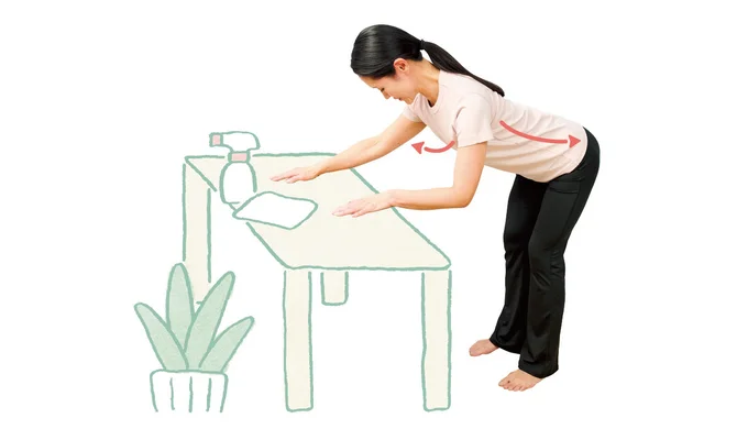 お尻を後ろに引き、背中を丸めずに前傾。もも裏が心地よく伸びる位置で腹式呼吸を3回行ない、ゆっくり戻ります