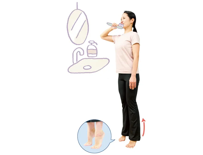 つま先に体重をのせて、かかとをゆっくり上げて高い位置で1秒止めて下ろします。これを10回繰り返します（▶︎次へ）