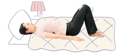 ソファーで寝っ転がりながら「ドローイン（おなかぺたんこ運動）」あおむけでひざを立て、間には丸めたタオルを挟みます。手は体の横に置き、手のひらを下に（▶︎次へ）