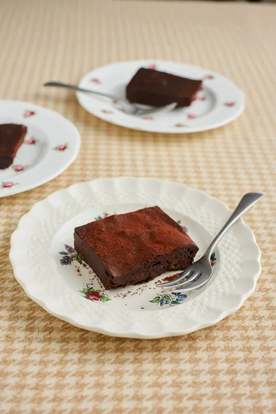 混ぜて焼くだけで見た目はチョコレートケーキ！