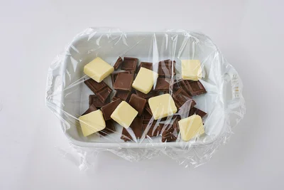 耐熱容器にチョコレートをくだいて入れる
