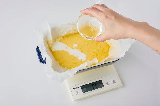 牛乳と油を加えて均一になるまで混ぜる