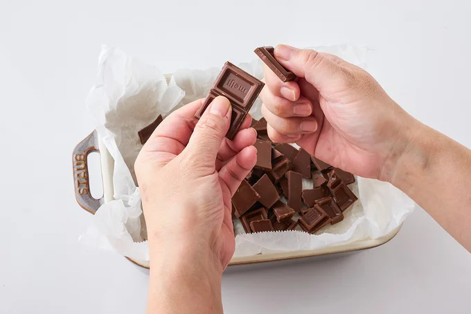 クッキングシートをクシャッと丸めてからチョコレートをくだいて入れる